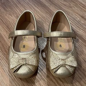 Gold Unworn girl ballerina shoes with gold glitter bow and adjustable strap
